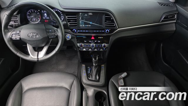 Hyundai Avante — interior