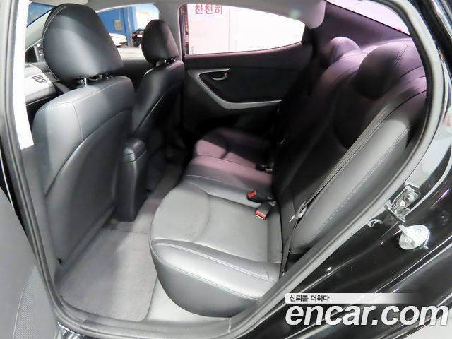 Hyundai Avante — interior