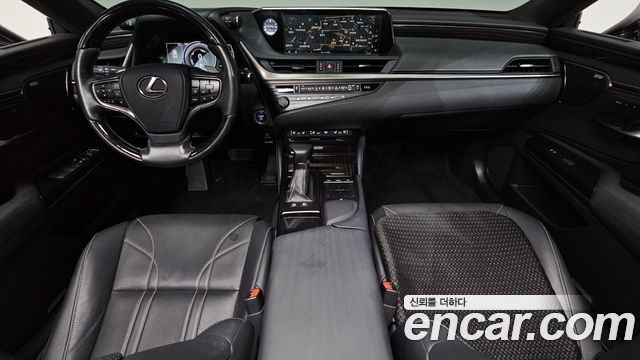 Lexus ES — interior