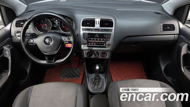 Volkswagen Polo — interior