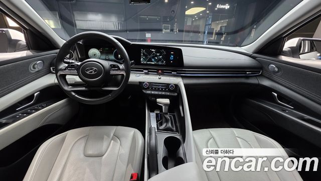 Hyundai Avante — interior