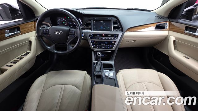 Hyundai Sonata — interior
