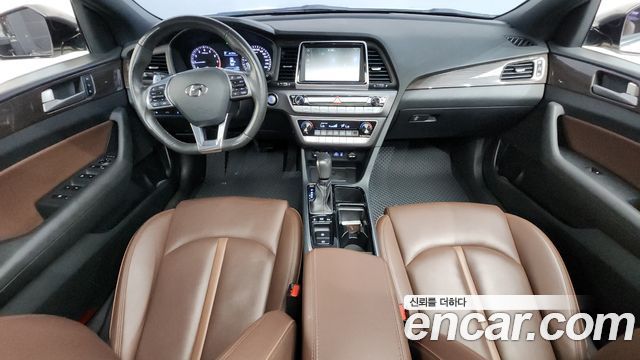 Hyundai Sonata — interior