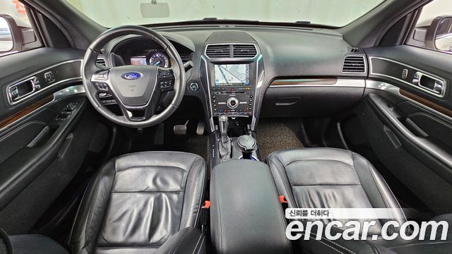 Ford Explorer — interior