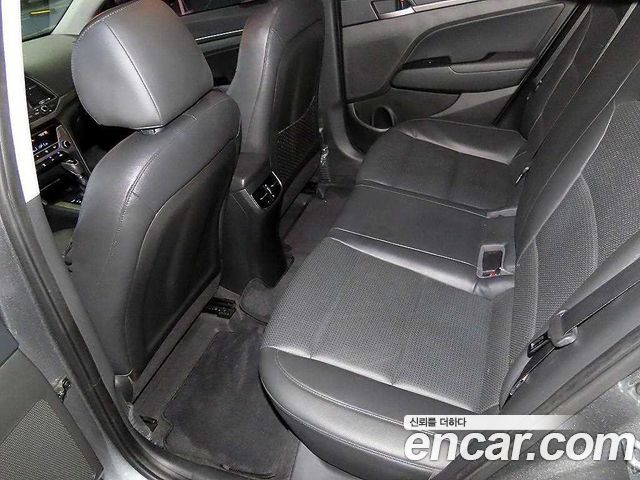 Hyundai Avante — interior
