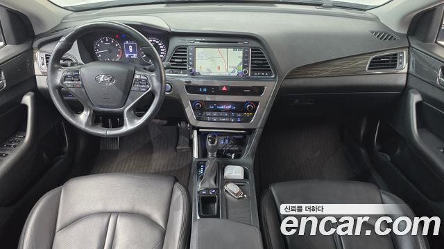 Hyundai Sonata — interior