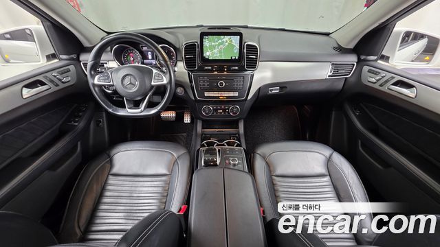 Mercedes-Benz GLE-Class — interior