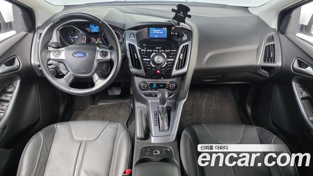 Ford Focus — interior