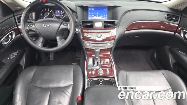 Infiniti Q70 — interior