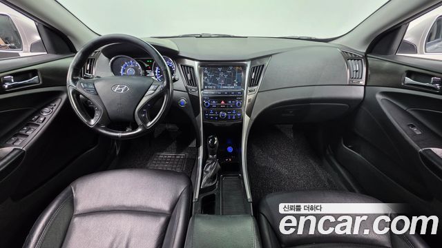 Hyundai Sonata — interior