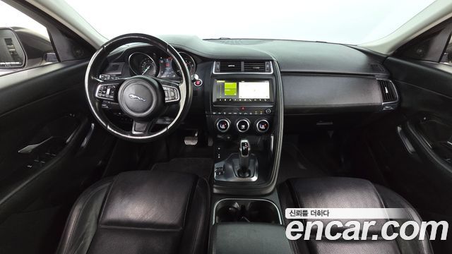 Jaguar E-Pace — interior