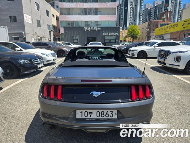 Ford Mustang — interior
