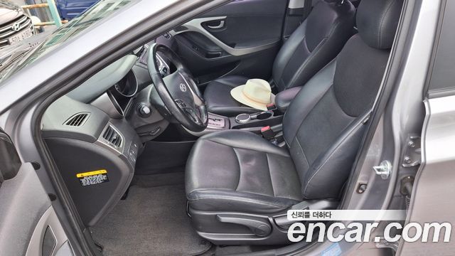 Hyundai Avante — interior