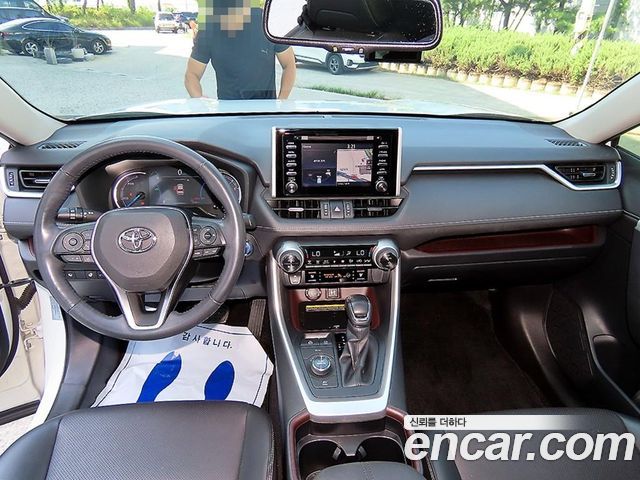 Toyota RAV4 — interior