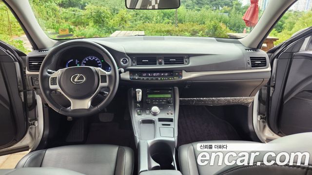 Lexus CT200h — interior