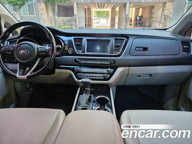 Kia Carnival — interior