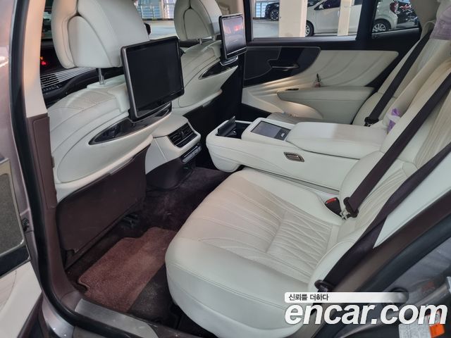 Lexus LS — interior