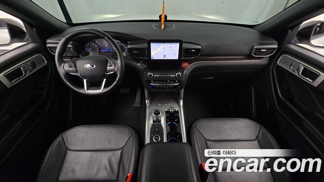 Ford Explorer — interior