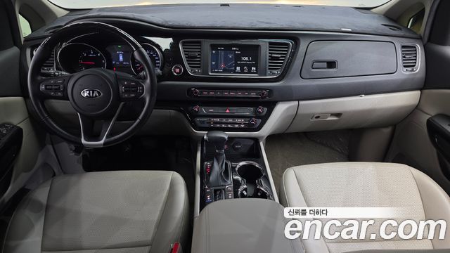 Kia Carnival — interior