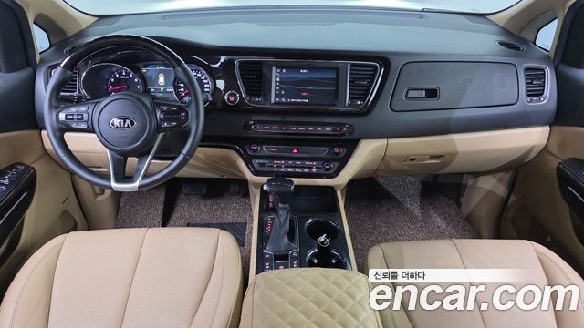 Kia Carnival — interior