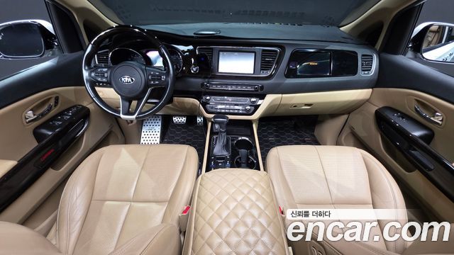 Kia Carnival — interior