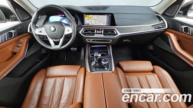 BMW X7 — interior