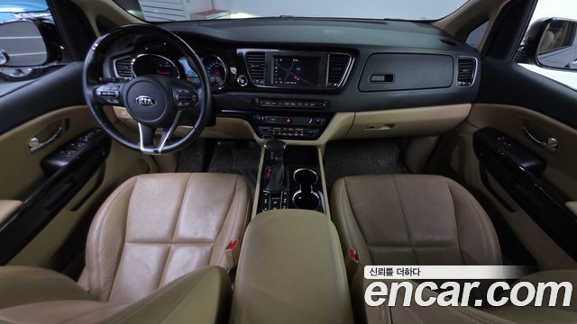 Kia Carnival — interior