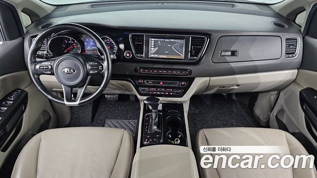 Kia Carnival — interior