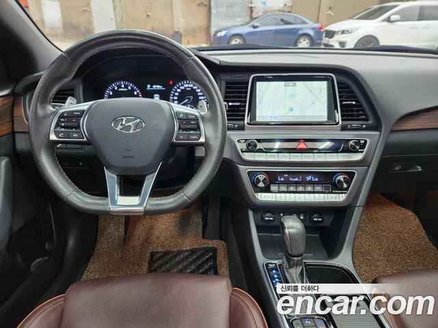 Hyundai Sonata — interior