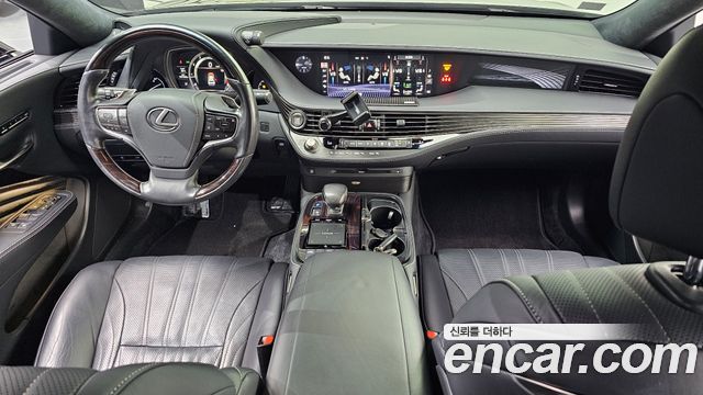 Lexus LS — interior