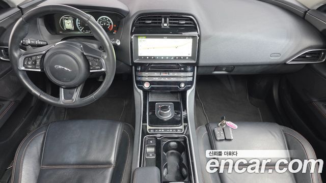 Jaguar XE — interior