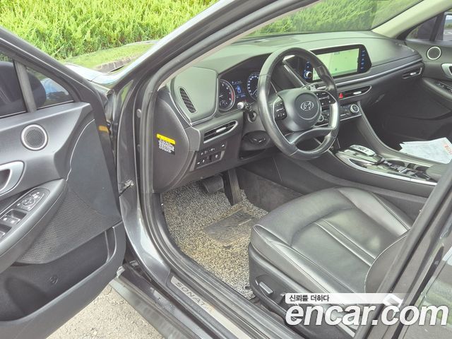 Hyundai Sonata — interior