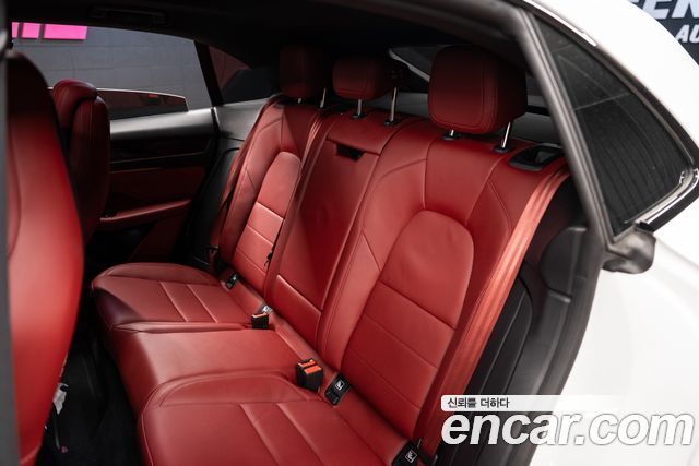 Porsche Macan — interior