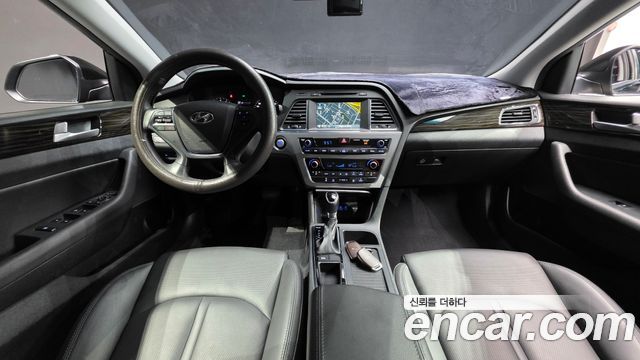 Hyundai Sonata — interior