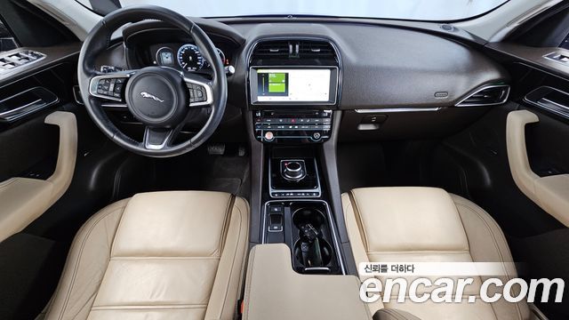 Jaguar F-Pace — interior