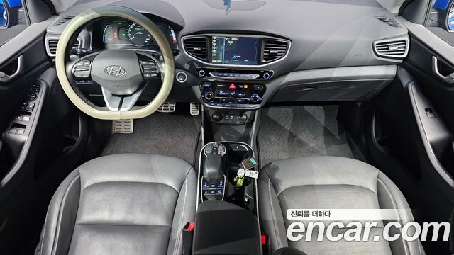 Hyundai Ioniq — interior