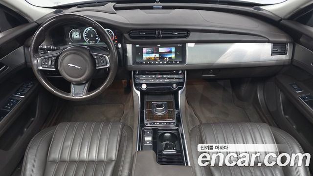Jaguar XF — interior