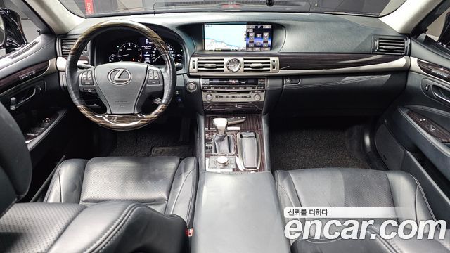 Lexus LS — interior