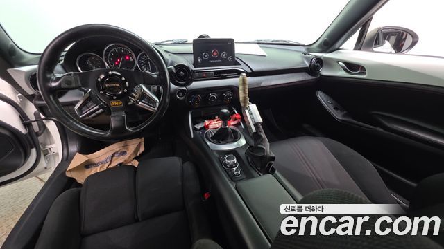 Mazda MX-5 MIATA — interior