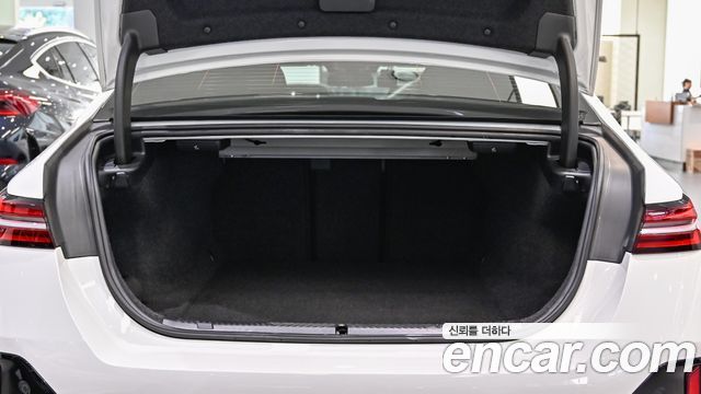 BMW i5 — interior