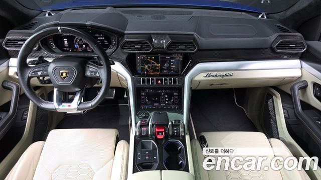 Lamborghini Urus — interior