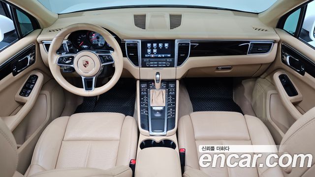 Porsche Macan — interior