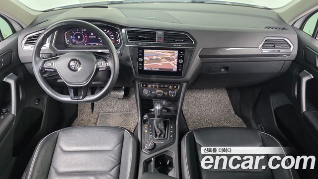 Volkswagen Tiguan — interior