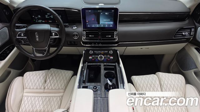Lincoln Navigator — interior