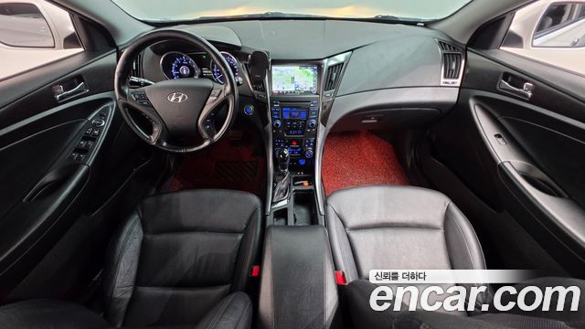 Hyundai Sonata — interior