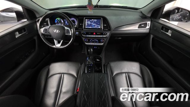 Hyundai Sonata — interior