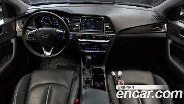 Hyundai Sonata — interior
