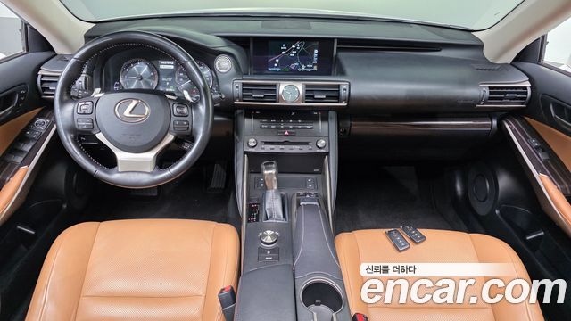 Lexus IS — interior
