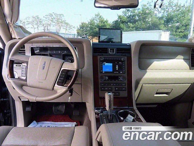 Lincoln Navigator — interior