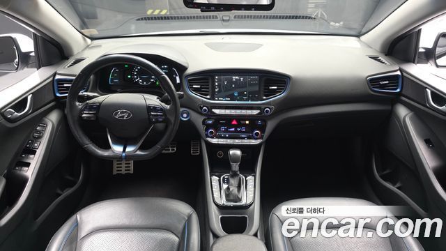 Hyundai Ioniq — interior